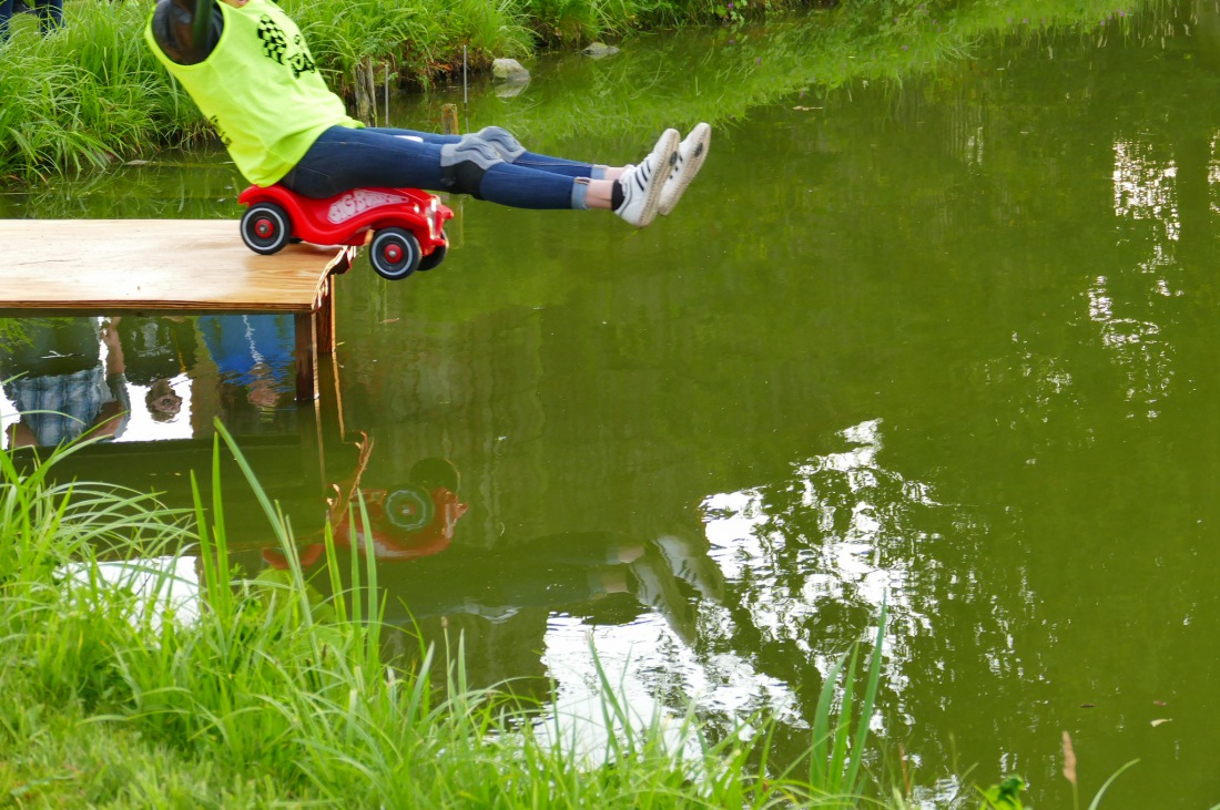 Foto: Martin Zehrer - Genial - Die legendären Bobbycar Meisterschaft in Preißach. <br />
"Den of Vice" veranstaltete heute das 3. Bobbycar-Rennen durch die Ortschaft Preißach. <br />
Zig Starter rasten  