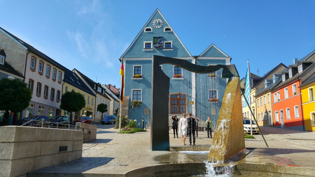 Foto: Martin Zehrer - Der Brunnen vor dem Rathaus in Eschenbach... Auch beliebter Hintergrund für frisch verliebt verheiratete ;-) 