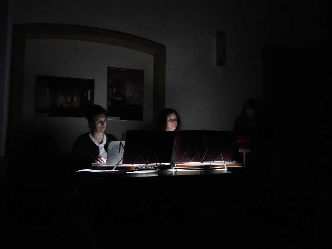 Foto: Martin Zehrer - Musikalisch wurde das Puppen-Theater-Stück vom Zitter-Club aus Erbendorf untermalt. In den Pausen oder eben passend zum Puppenspiel sorgten die drei Damen mit ihren Zitte 