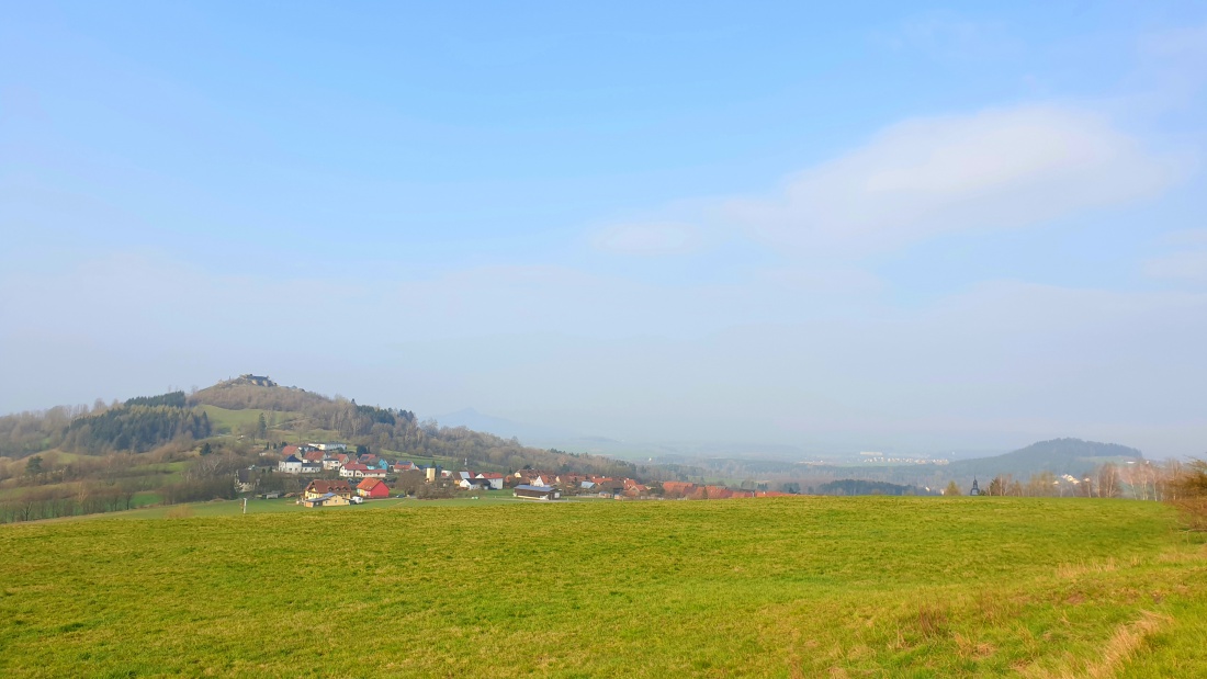 Foto: Martin Zehrer - Brotzeit übern Waldecker Land. <br />
Links im Bild der Schloßberg und rechts der kleine Bergkegel ist der Anzenstein.<br />
Dazwischen bis zum Horizont das wunderschöne Kemnather  