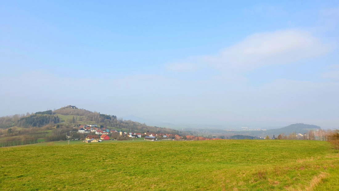 Foto: Martin Zehrer - Brotzeit übern Waldecker Land. <br />
Links im Bild der Schloßberg und rechts der kleine Bergkegel ist der Anzenstein.<br />
Dazwischen bis zum Horizont das wunderschöne Kemnather  