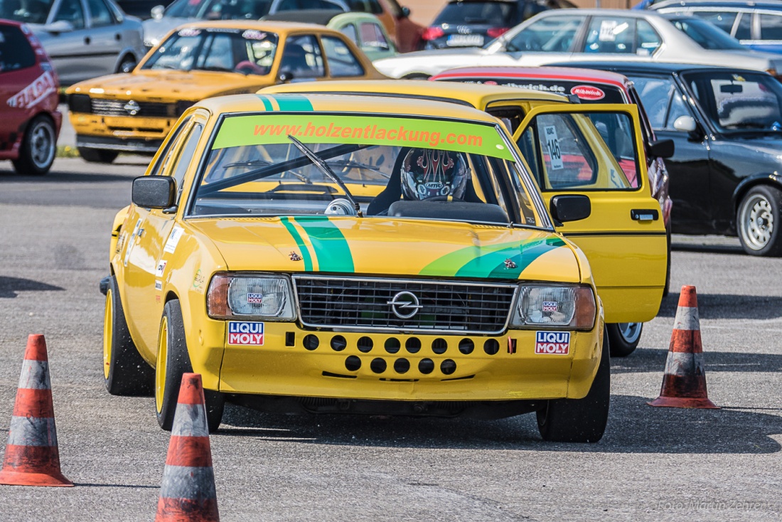 Foto: Martin Zehrer - Ein Bild wie aus den 80ern des letzten Jahrhunderts... <br />
Ein Ascona wartet im Startbereich auf seinen Einsatz zum Slalom-Rennen in Speichersdorf 