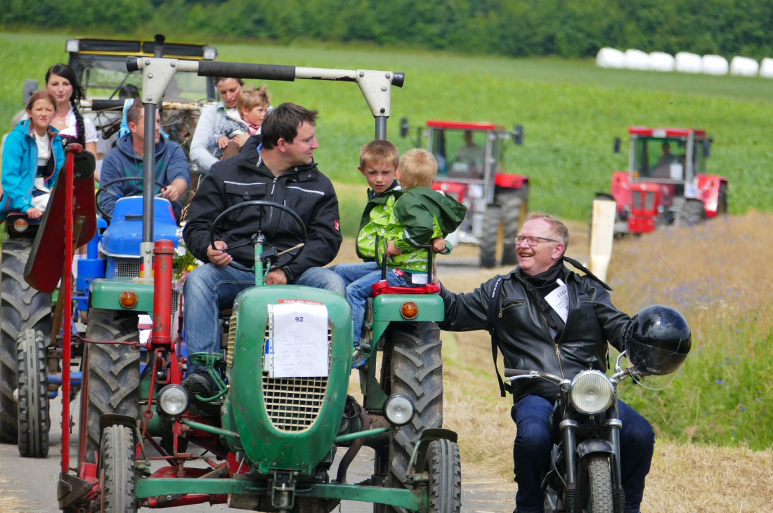 Foto: Martin Zehrer - Traktortreffen 2016 in Oberwappenöst<br />
Trotz Regen am Vormittag kamen an diesem Sonntag ca. 120 Oldtimer-Bulldogs und unzählige Besucher. Zum Mittag hin klarte das Wetter  