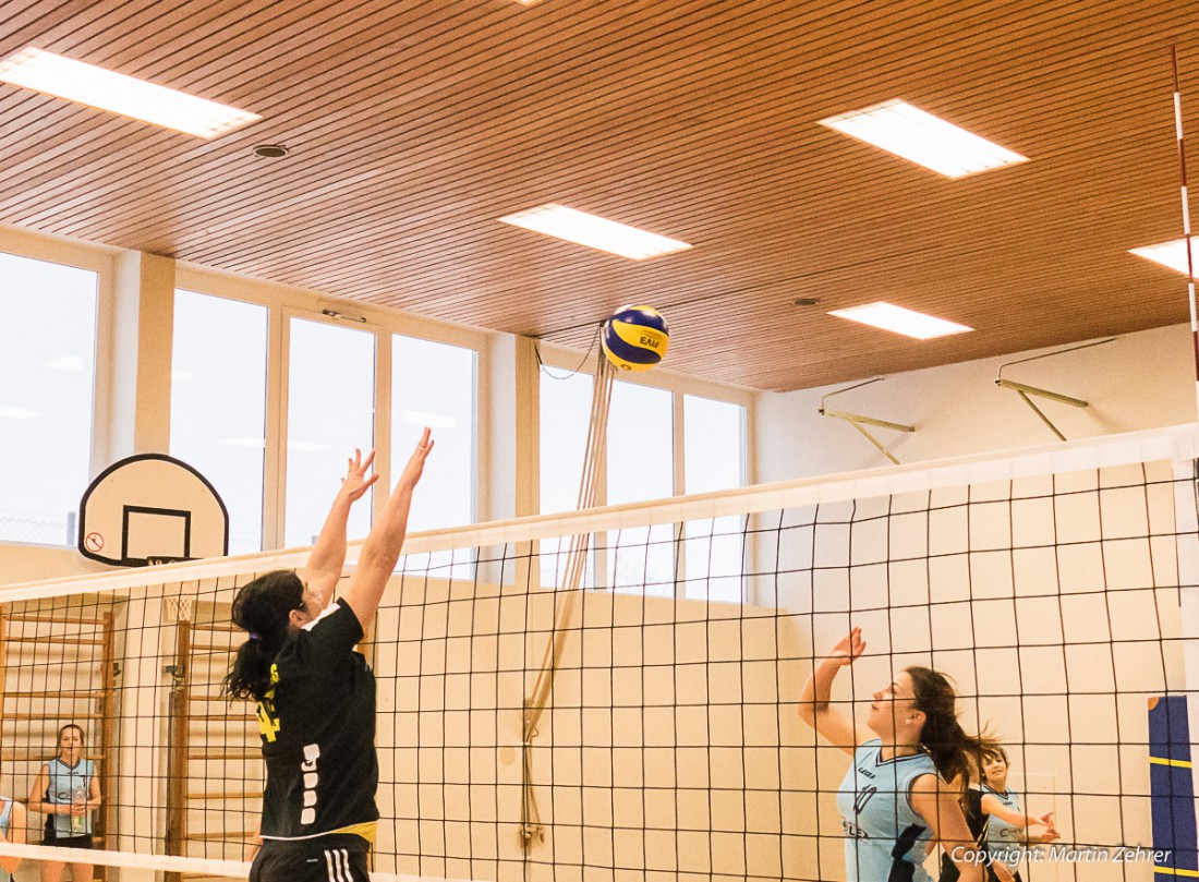 Foto: Martin Zehrer - Hmmmm... Wie wird das enden? Schmettern und blocken beim Volleyball-Spiel TUS NEUSORG VS BTS BAYREUTH 3 am 9. Januar 2016 