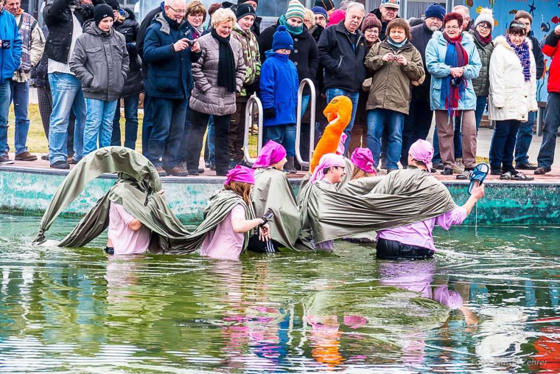 Foto: Martin Zehrer - Neujahrs-Schwimmen in Immenreuth bei ca. -5 Grad Außentemperatur und im eisig kalten Wasser...<br />
<br />
Bereits das 15. Mal springen nur die härtesten Badegäste ins Wasser des  