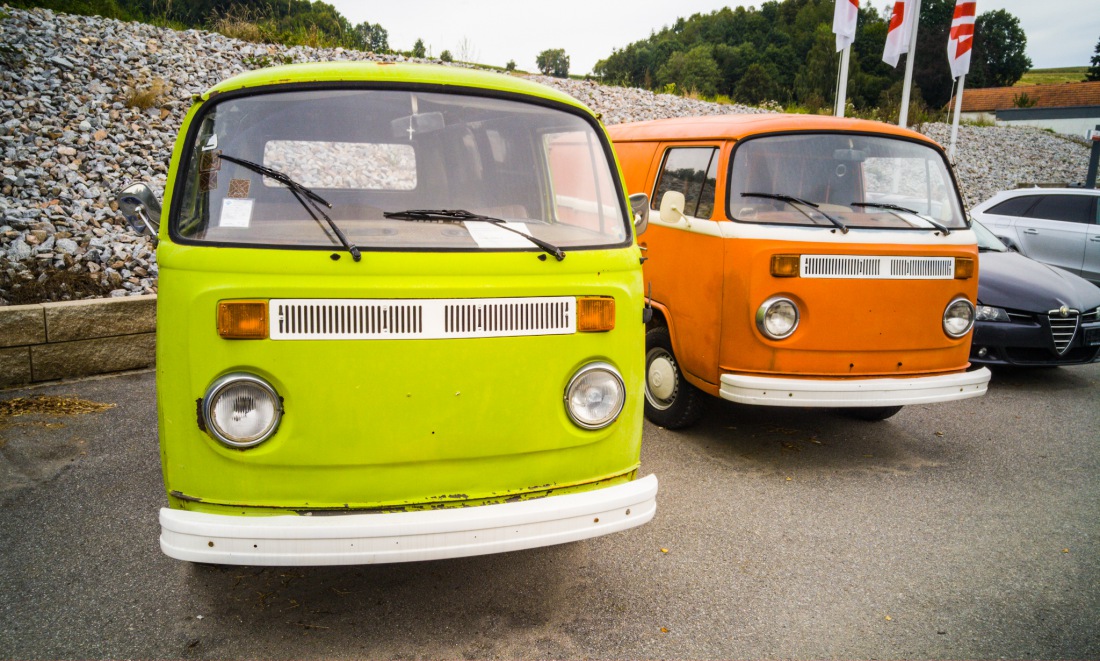 Foto: Martin Zehrer - Kultig und wie zwei Geschwister:<br />
<br />
Zwei T2-VW-Busse auf dem Weg nach Rodig (zwischen Meldau und Roding) an einer Tankstelle an der Hauptstrasse, stehen gesehen ;-)<br />
<br />
De 