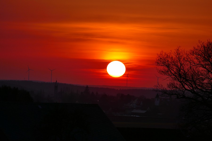 Foto: Martin Zehrer - Ein Sonnenuntergang auf dem Weg nach Bayreuth, gesehen in der Nähe von Oberndorf bei Kemnath. 