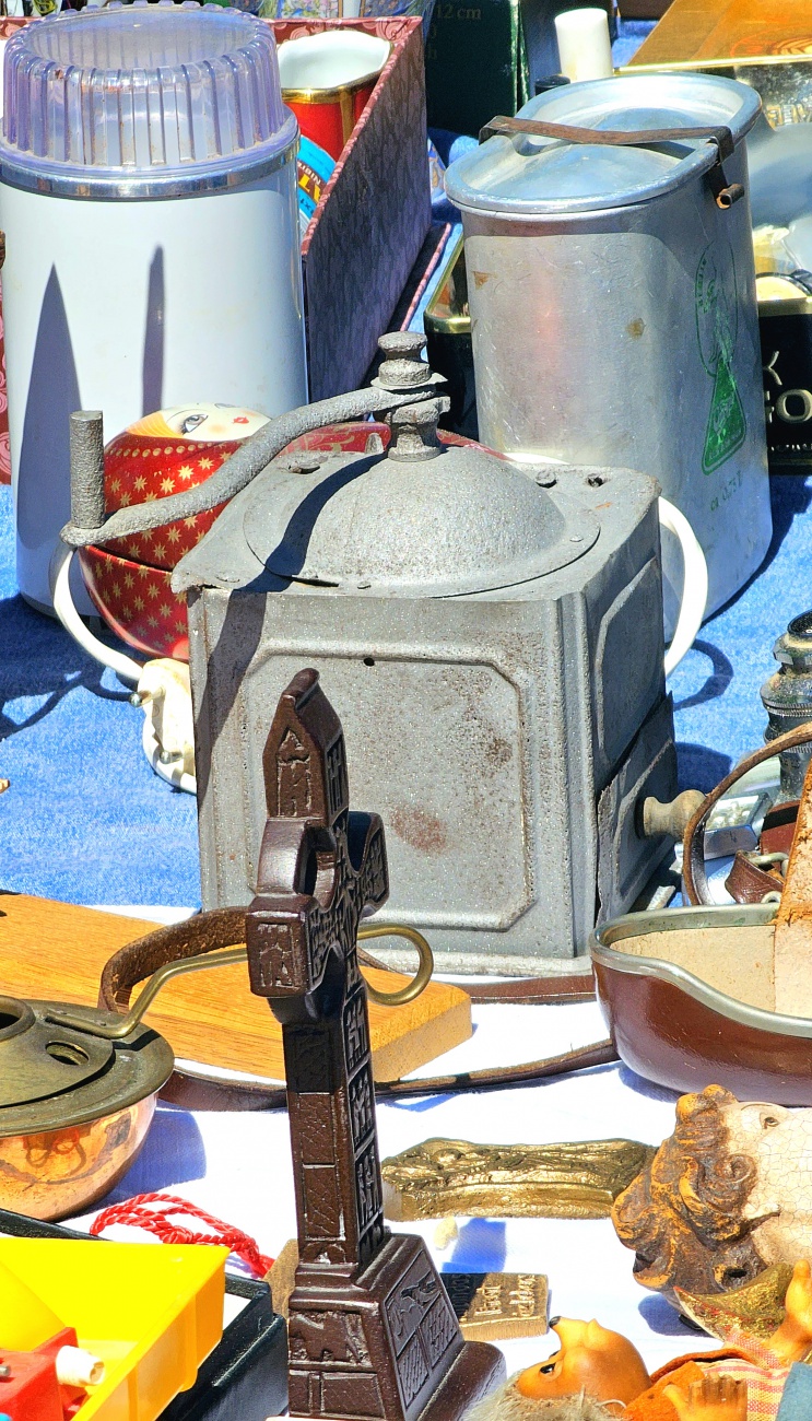 Alte Kaffee-Mühle...

Am 2. Mai 2026 wurde der Festplatz in Bayreuth zum Treffpunkt für alle Flohmarkt-Fans. Beim großen Frühjahrsflohmarkt präsentierten zahlreiche Aussteller mit viel Freude ihre Waren ... von liebevoll arrangierten Trödelstücken bis hin zu echten Raritäten.
Die entspannte Atmosphäre, das bunte Treiben und die vielen persönlichen Begegnungen machten den Tag zu einem besonderen Erlebnis. Besucher konnten nicht nur stöbern und handeln, sondern auch die Begeisterung der Verkäufer spüren, die mit Herzblut ihre Schätze anboten.