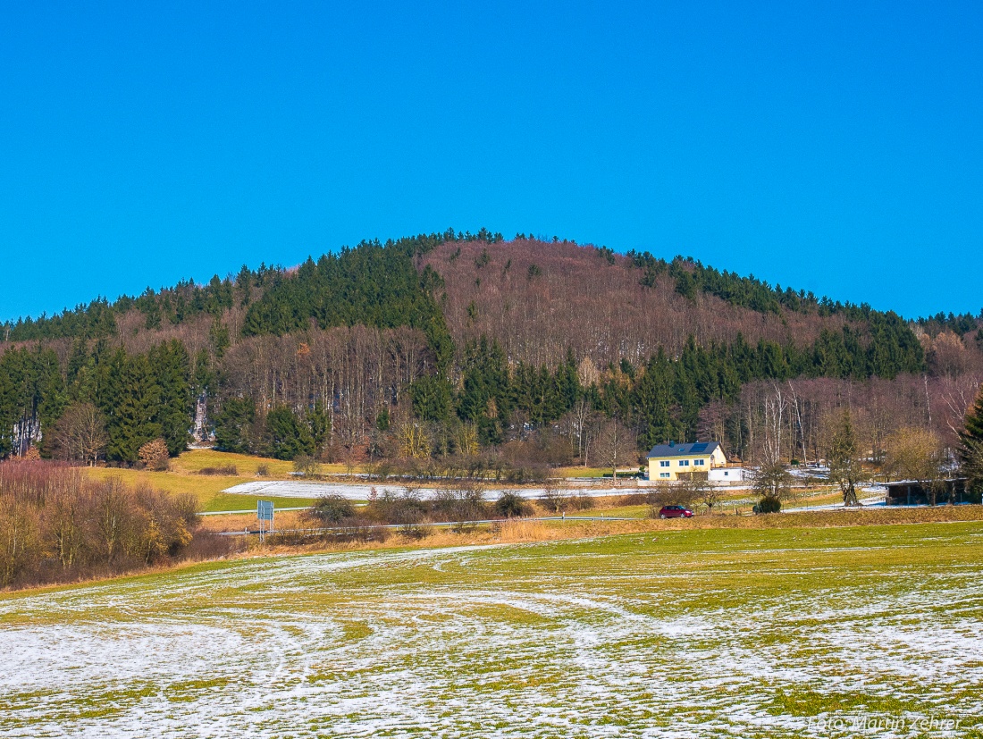 Foto: Martin Zehrer - Der Kuhberg bei Waldeck am 21. Februar 2018. Im Vordergrund ist noch ein wenig Schnee zu erkennen. 