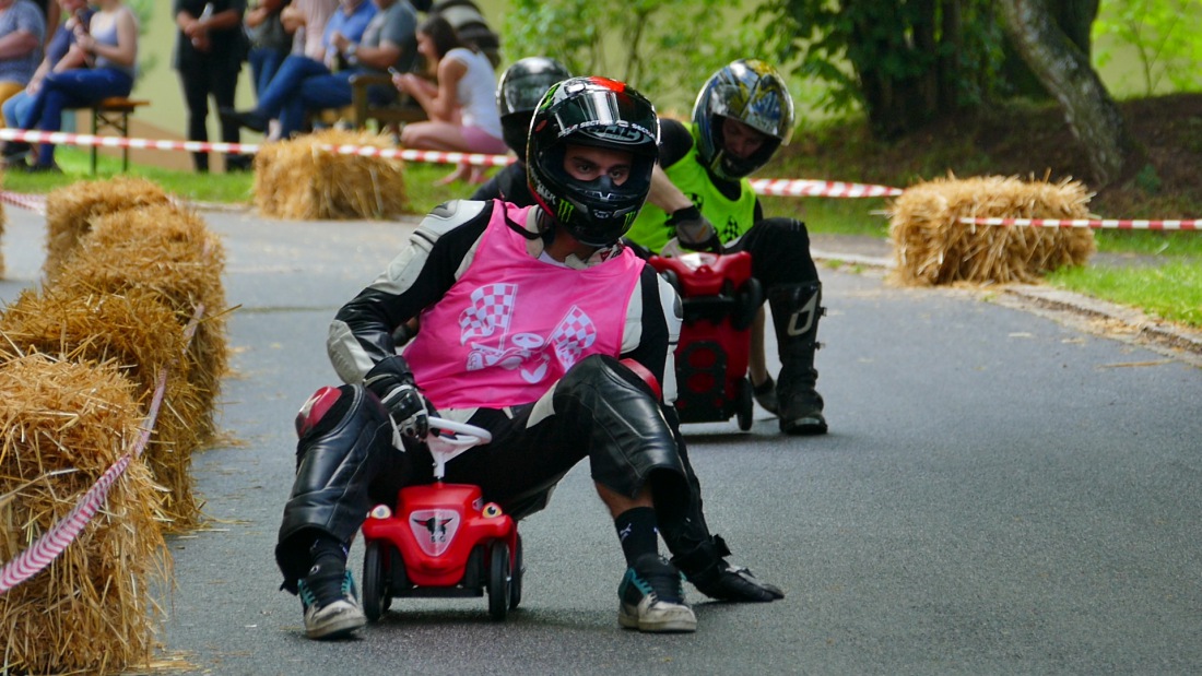 Foto: Martin Zehrer - Bobbycar-Fight!<br />
<br />
Genial - Die legendären Bobbycar Meisterschaft in Preißach. <br />
"Den of Vice" veranstaltete heute das 3. Bobbycar-Rennen durch die Ortschaft Preißach. <br />
 