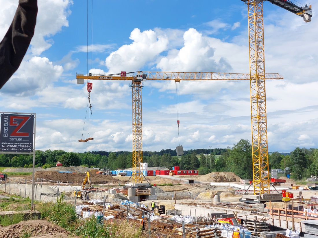 Foto: Martin Zehrer - Auf der Realschul-Baustelle in Kemnath gehts richtig voran.<br />
Riesige Kräne, Bagger, viele fleißige Menschen verrichten hier ihre Arbeit.<br />
 