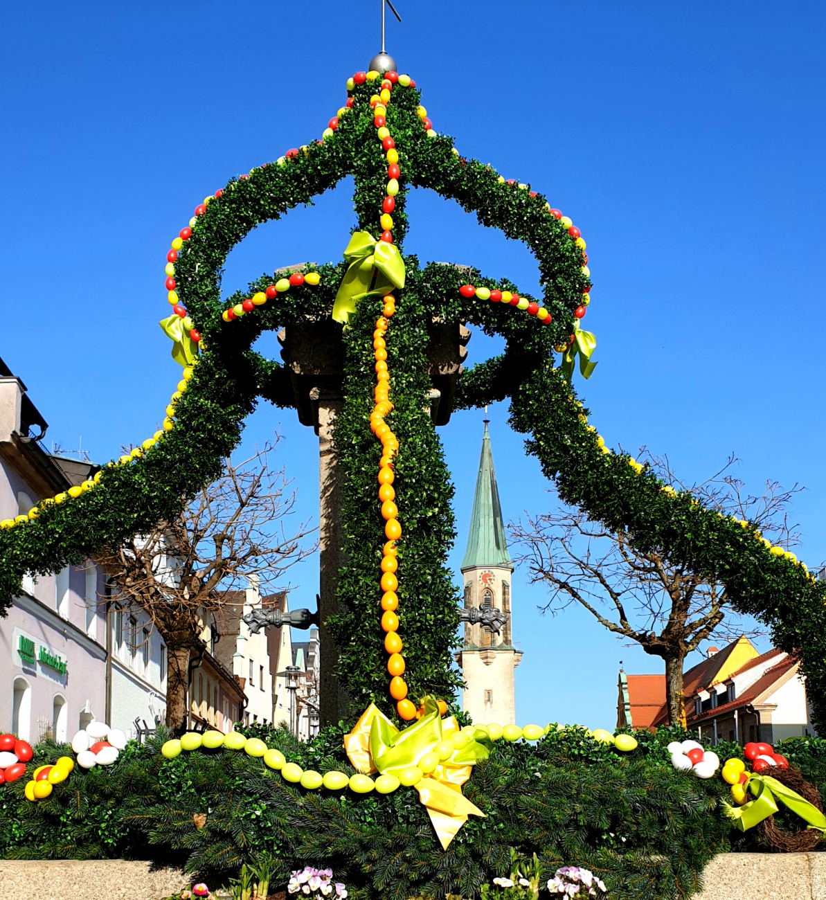 Foto: Martin Zehrer - Der Blick durch den kemnather Oster-Brunnen auf den Kirchturm.<br />
<br />
 