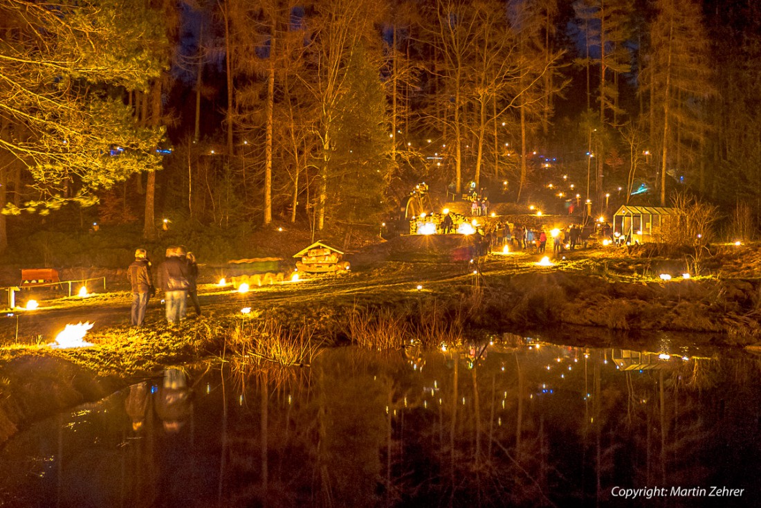 Foto: Martin Zehrer - Rauhnacht 2015: Im Glasschleif-Weiher spiegeln sich die Flammen der überall verteilten Lichter. Was für ein zauberhafter Anblick 