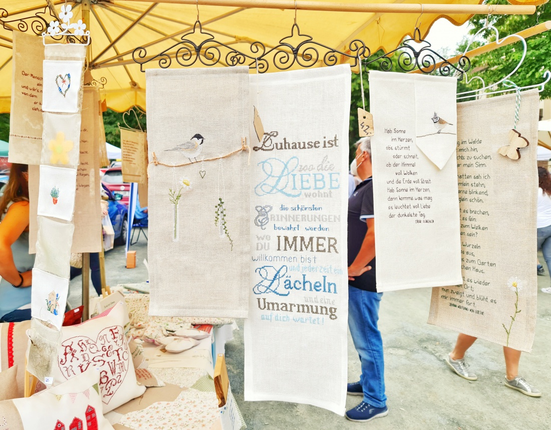 Foto: Jennifer Müller - Mit viel Liebe gestickt, genäht und dekoriert... Handwerkliche Schätze findet man auf dem Kunst- und Handwerker-Markt in Bad Berneck 