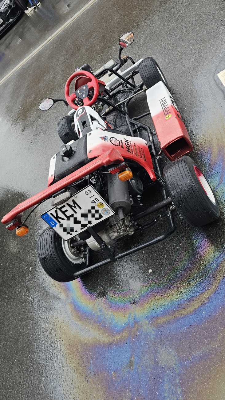 Ein straßen-zugelassenes GoKart, gesehen auf dem FAST and SERIOUS - Tuning Treffen in Mitterteich auf dem Gelände von Automobile Höcht.