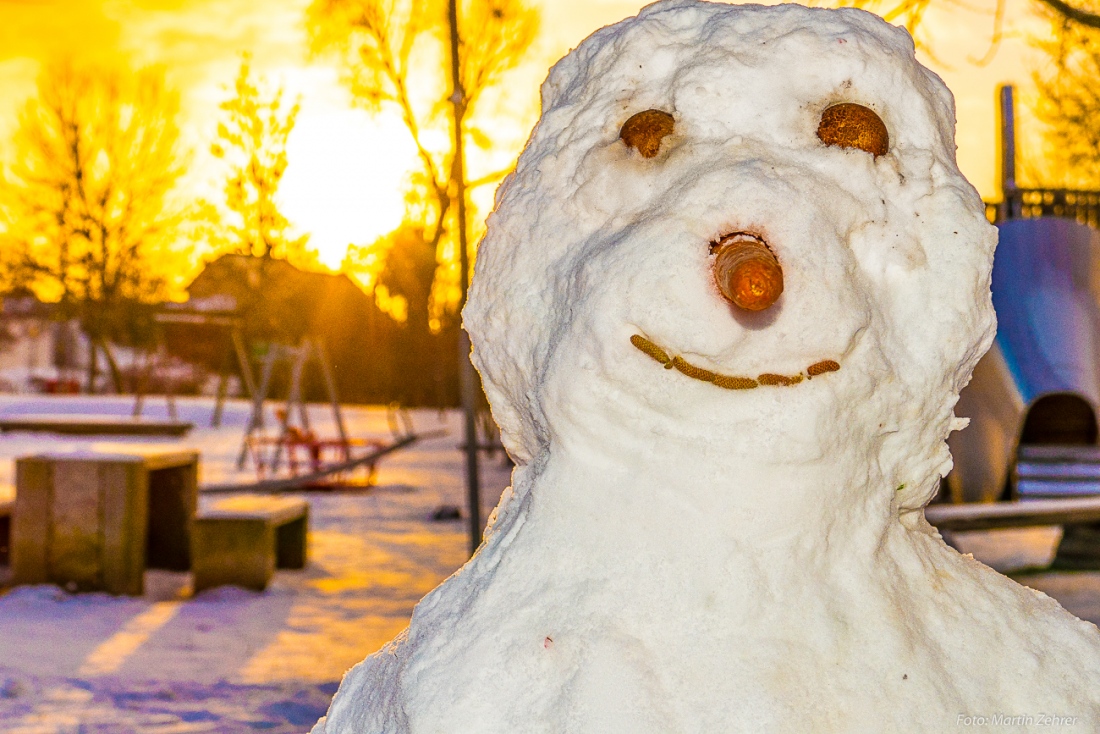 Foto: Martin Zehrer - Freundlicher Schneemann: Macht einen sympathischen Eindruck... ;-)<br />
<br />
Im nächsten Bild siehst Du ihn in voller Bracht!<br />
<br />
2. Januar 2018 