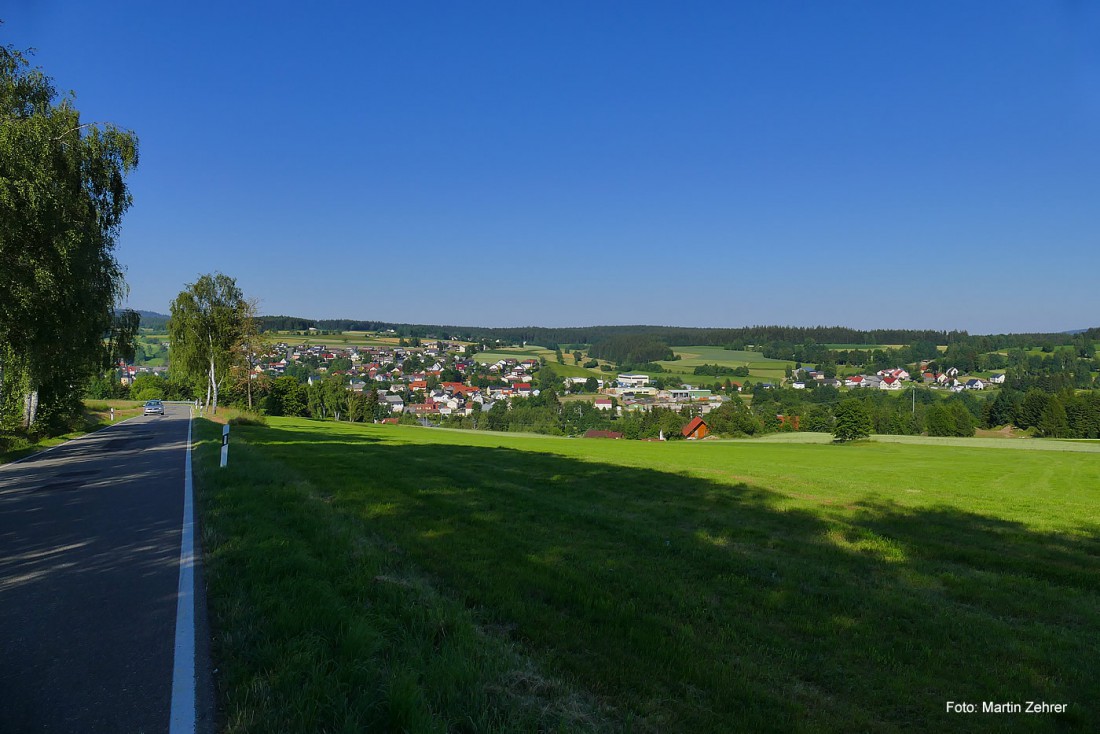 Foto: Martin Zehrer - Zwischen Hermannsreuth und Ebnath. Blick auf Ebnath an einem, von mehreren, Sommertagen :-) Am 3. Juli 2015 war man froh, wenn man irgendwo ein schattiges Plätzchen fand. 