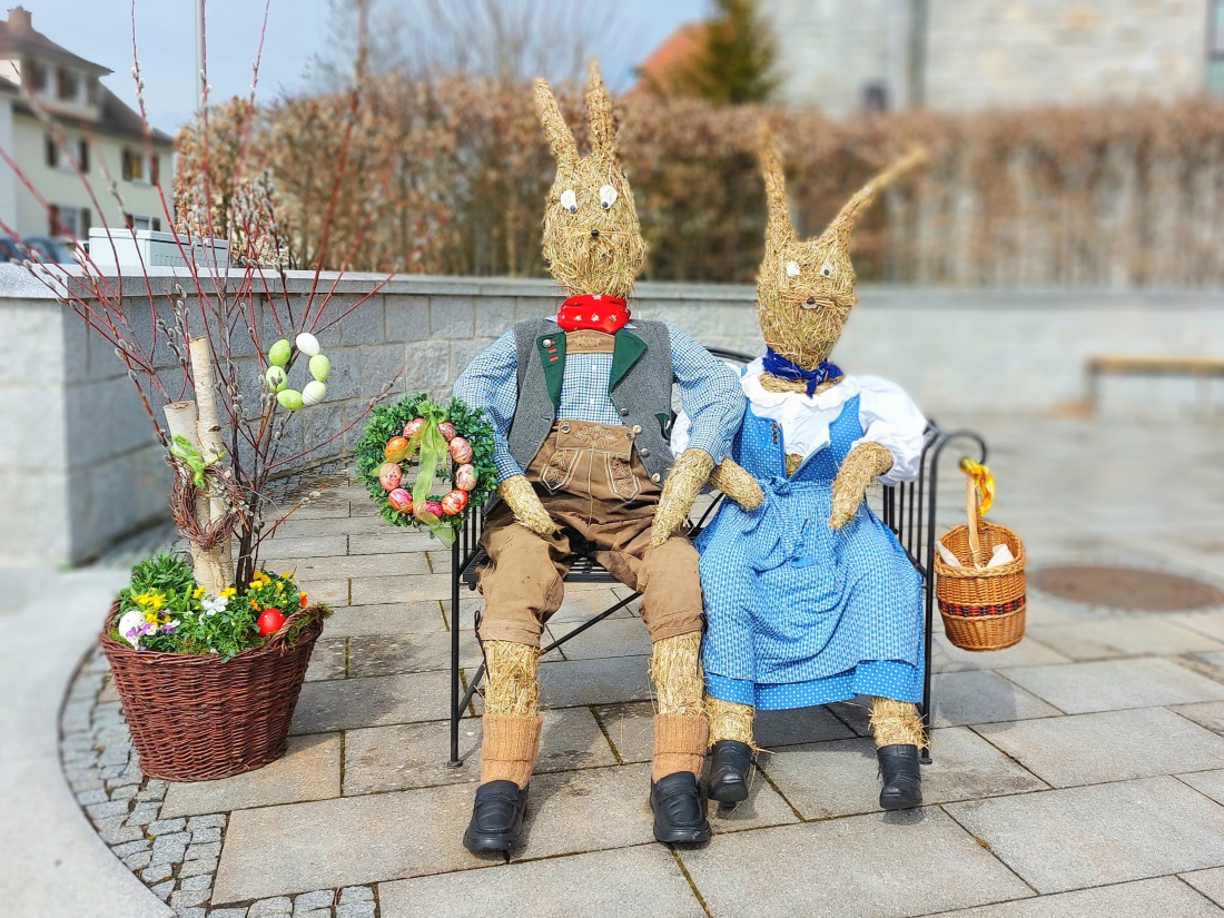 Foto: Martin Zehrer - Herr und Frau Osterhase vor der Kirche in Neusorg  