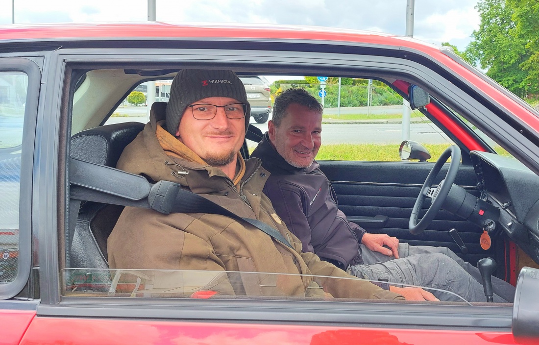 Foto: Martin Zehrer - Du musst nur das richtige Auto fahren, dann bist Du auch mit einem Lächeln unterwegs... ;-)<br />
<br />
Opel Ascona B 