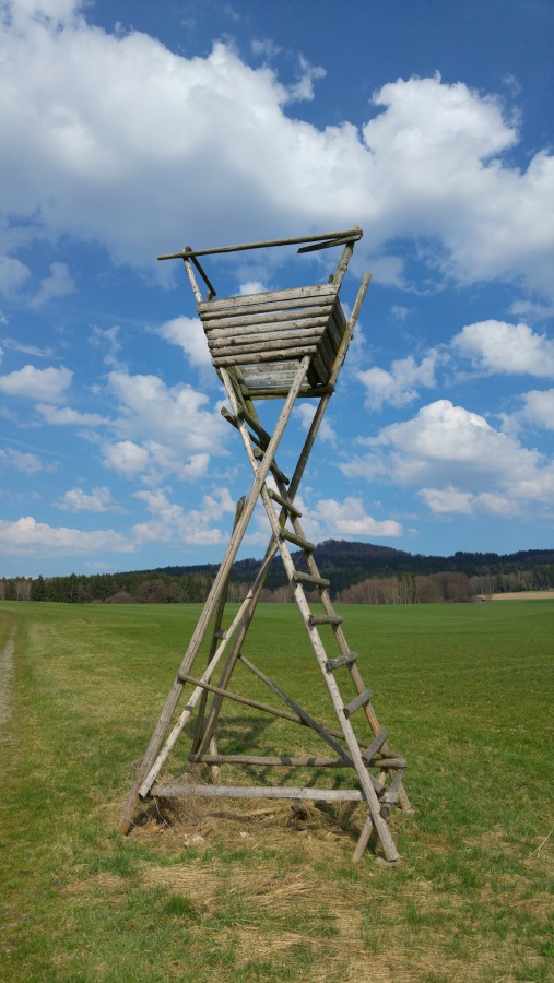 Foto: Martin Zehrer - Ein Jägersitz bei Neusteinreuth bzw. Anzenberg... Daran vorbei führt unsere Wanderroute zum Armesberg...<br />
<br />
Wandern von Kemnath zum Armesberg ins Mesnerhaus... Brotzeit m 