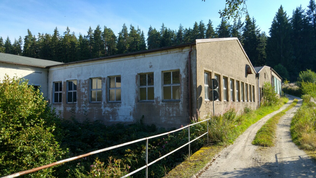 Foto: Martin Zehrer - Frahrrad-Tour:<br />
<br />
Bei Brand im Wald. Die Betriebsgebäude der ehemaligen Bierglasunterlagen-Fabrik Götz... 