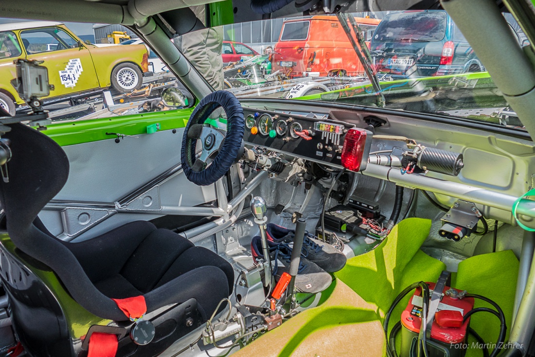 Foto: Martin Zehrer - Slalom auf dem Flugplatz Speichersdorf: Innenansicht eines Rennautos Opel C Coupe - Alles was der Fahrer so braucht! 