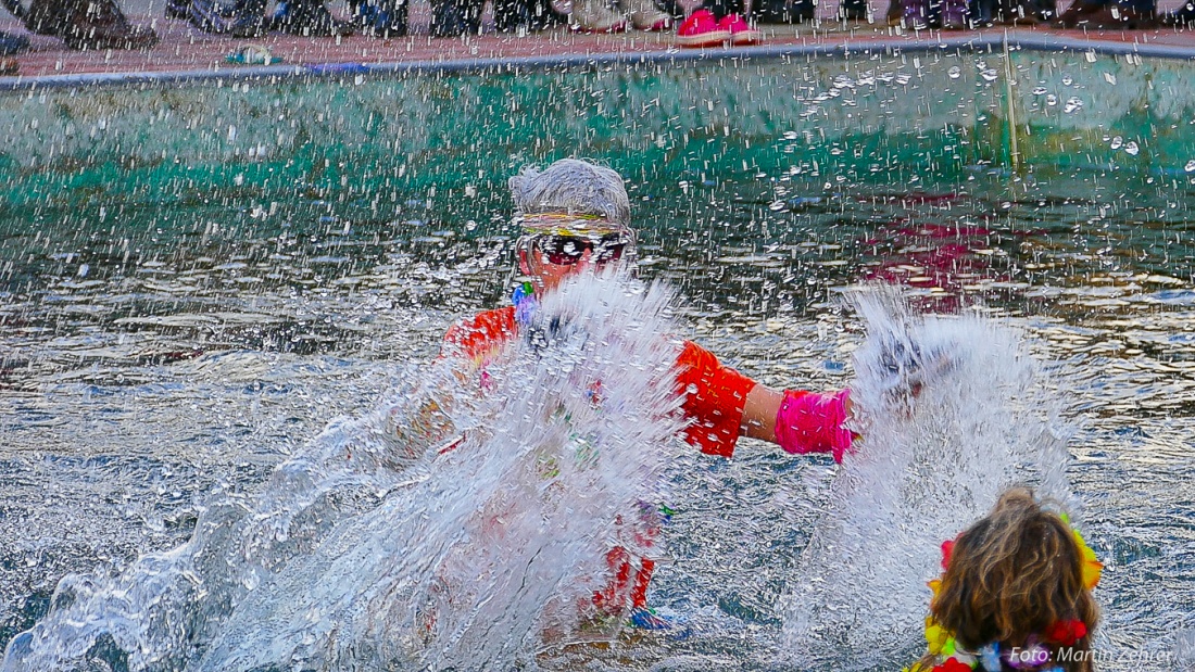 Foto: Martin Zehrer - Wasser-Schlacht im 2,9 Grad kalten Wasser...<br />
<br />
1. Januar 2018, Freibad Immenreuth, Neujahrsschwimmen 