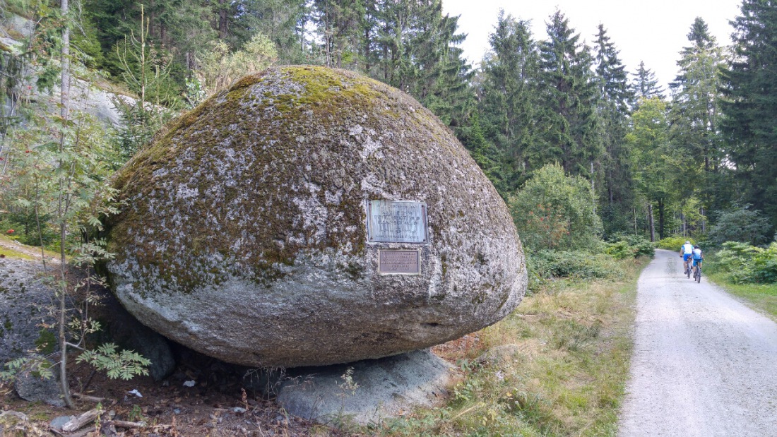 Foto: Martin Zehrer - Ein ziemlich runder Stein, gesehen beim Aufstieg zum Ochsenkopf... Da ist ein Schild drann... Siehe nächstes Bild... 