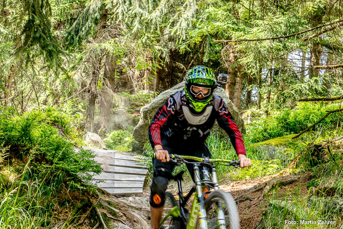 Foto: Martin Zehrer - Einfach runter - Downhill fahren auf dem Ochsenkopf. Ein Biker mit seinem Bike auf der speziell angerichteten Bahn vom Ochsenkopf runter ins Tal. Sprunghügel, Steinschika 