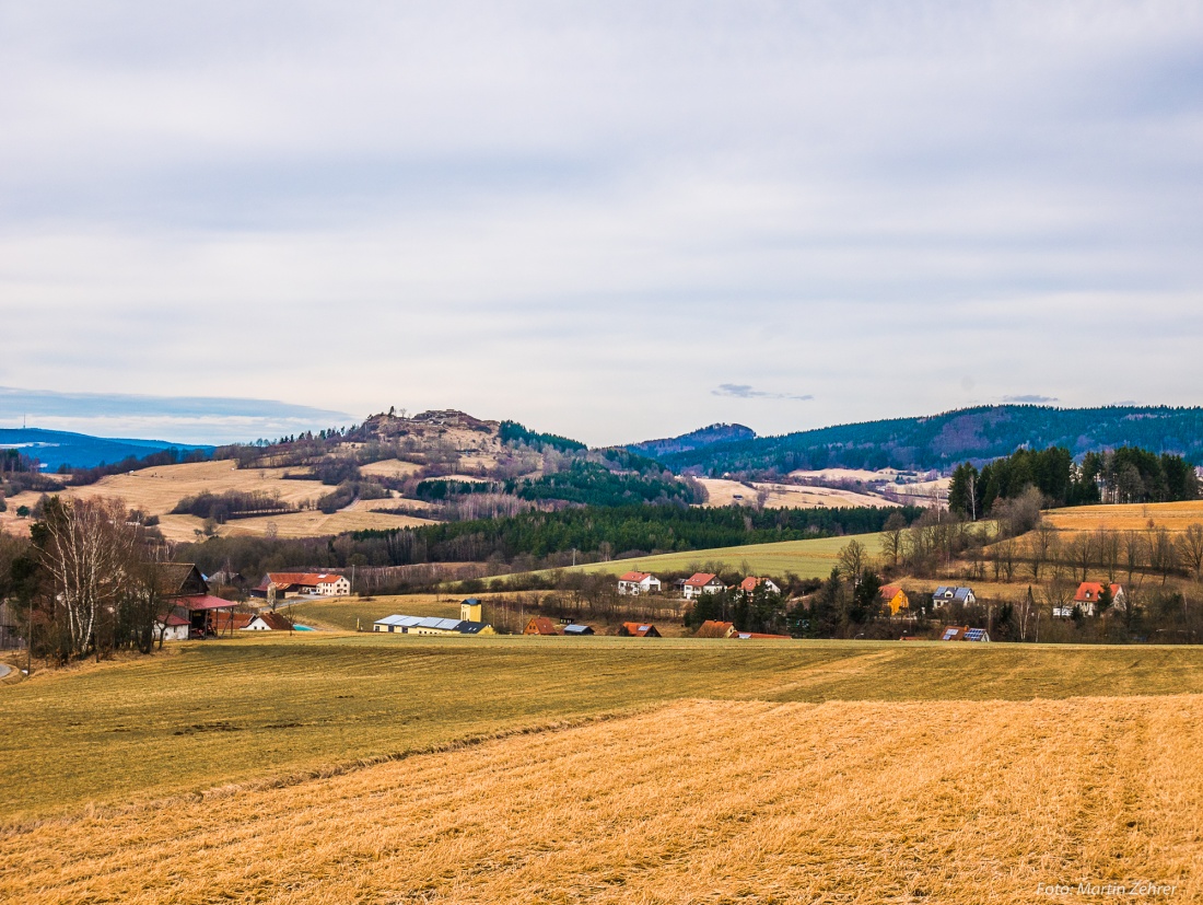 Foto: Martin Zehrer - Der Blick über das Dorf Atzmannsberg hinweg zum Schloßberg bei Waldeck und ganz im Hintergrund ist der Armesberg zu erkennen. Standort ist wenige Meter unterhalb des Hüge 
