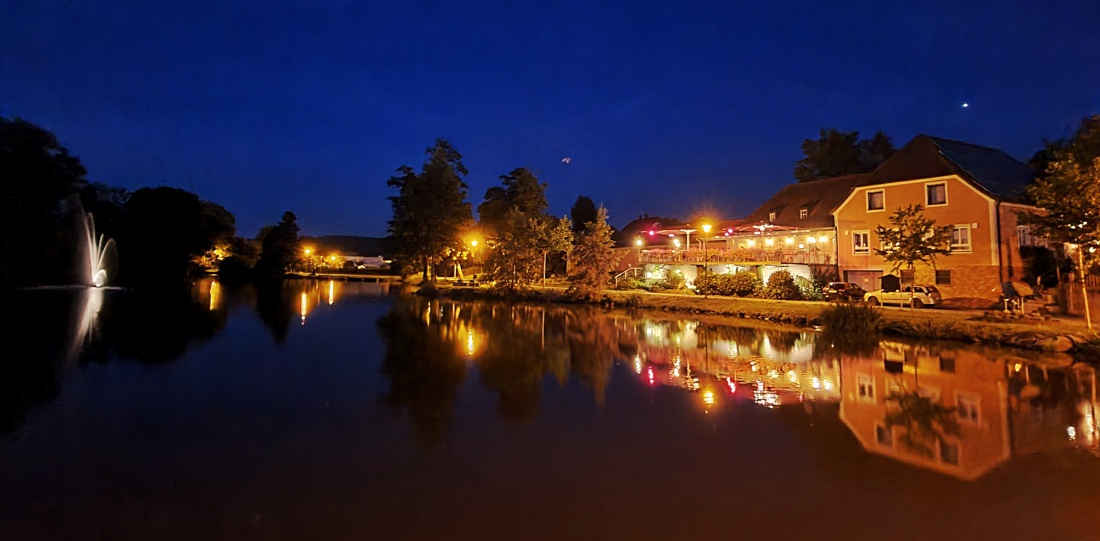 Foto: Jennifer Müller - Das wunderbare Wochenende ausklingen lassen mit einem Spaziergang um den Kemnather Stadtweiher... 