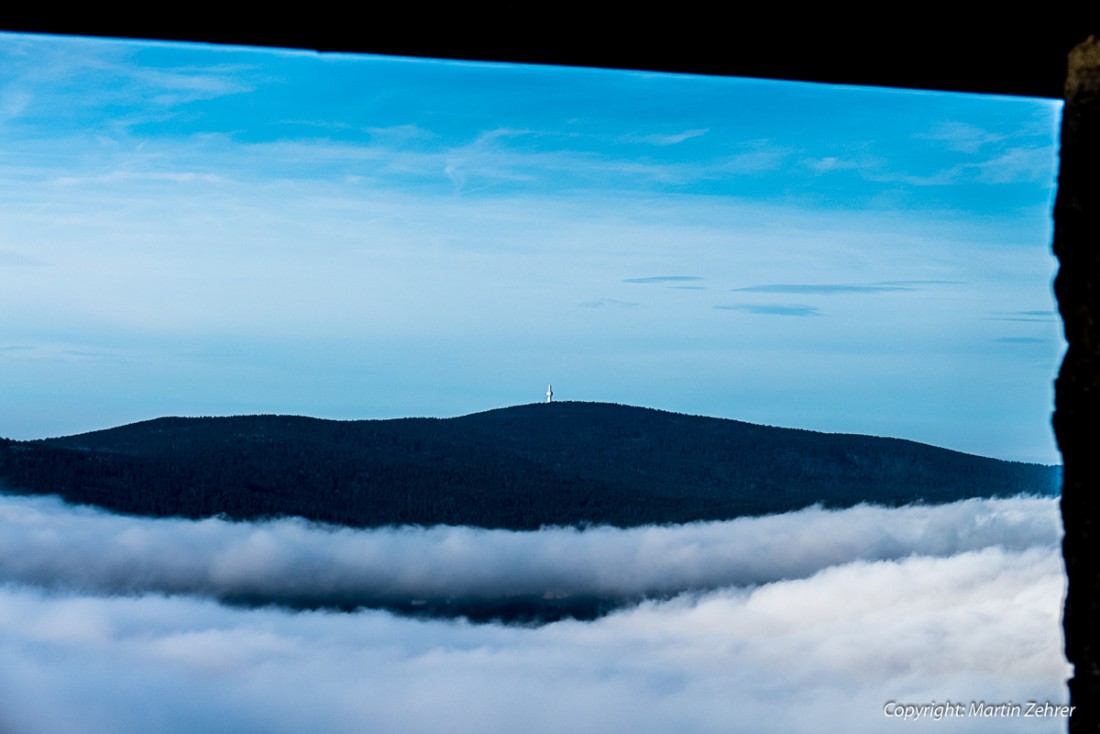 Foto: Martin Zehrer - Blick vom Kösseine-Aussichtsturm zum Schneeberg hinüber. Im Tal schleicht der Nebel herum :-D 