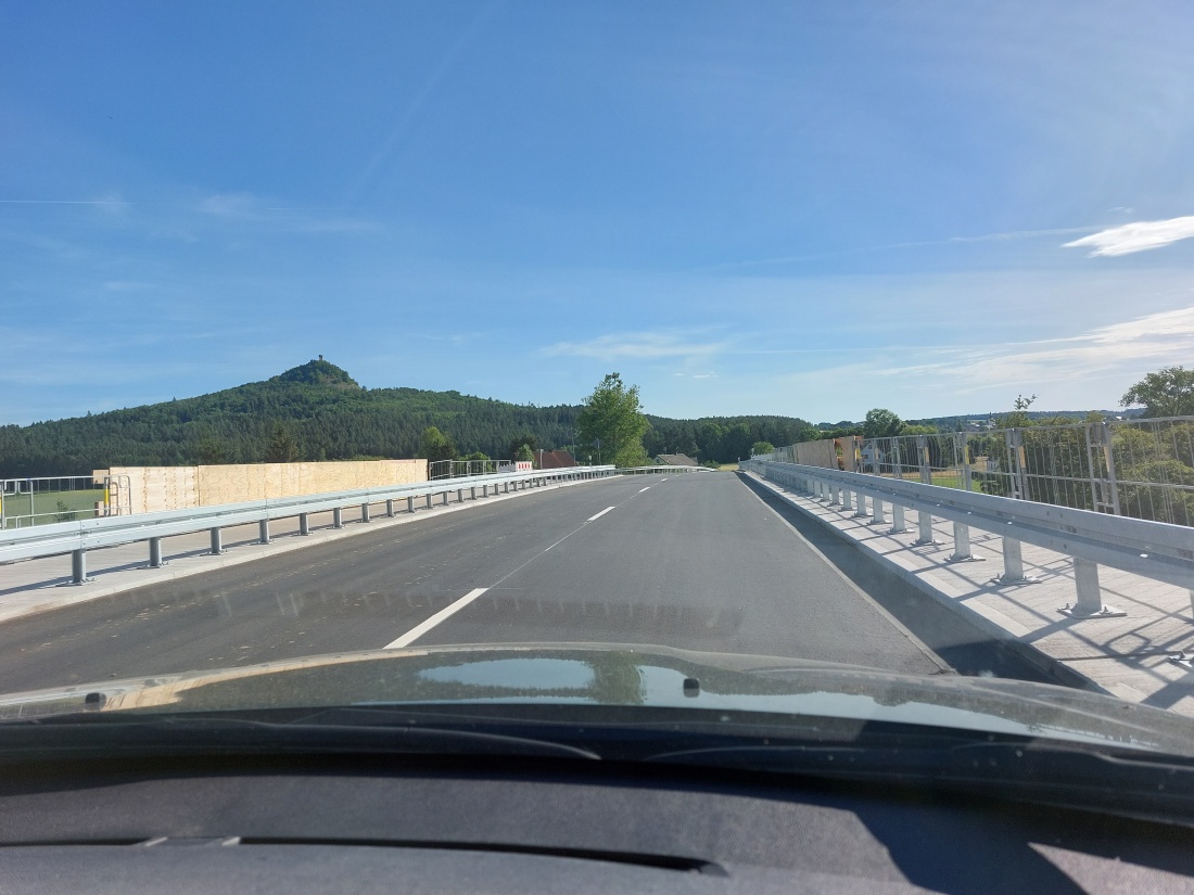 Foto: Martin Zehrer - Die Brücke zwischen Höflas und Neustadt ist fertig. Man kann endlich wieder normal nach Neustadt am Kulm fahren.  