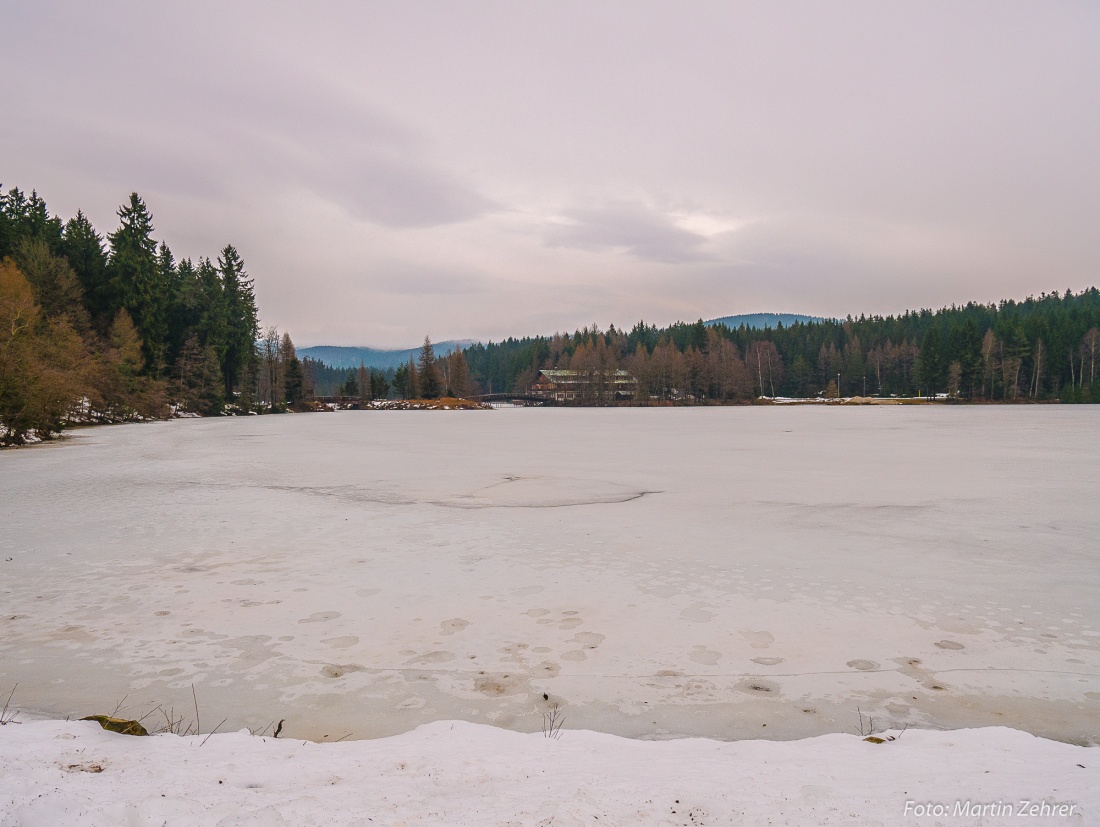 Foto: Martin Zehrer - Noch liegt Eis auf dem Fichtelsee. Betreten kann man dieses aber nicht. Dazu war es die letzten Tage einfach zu mild... 9. Januar 2018 