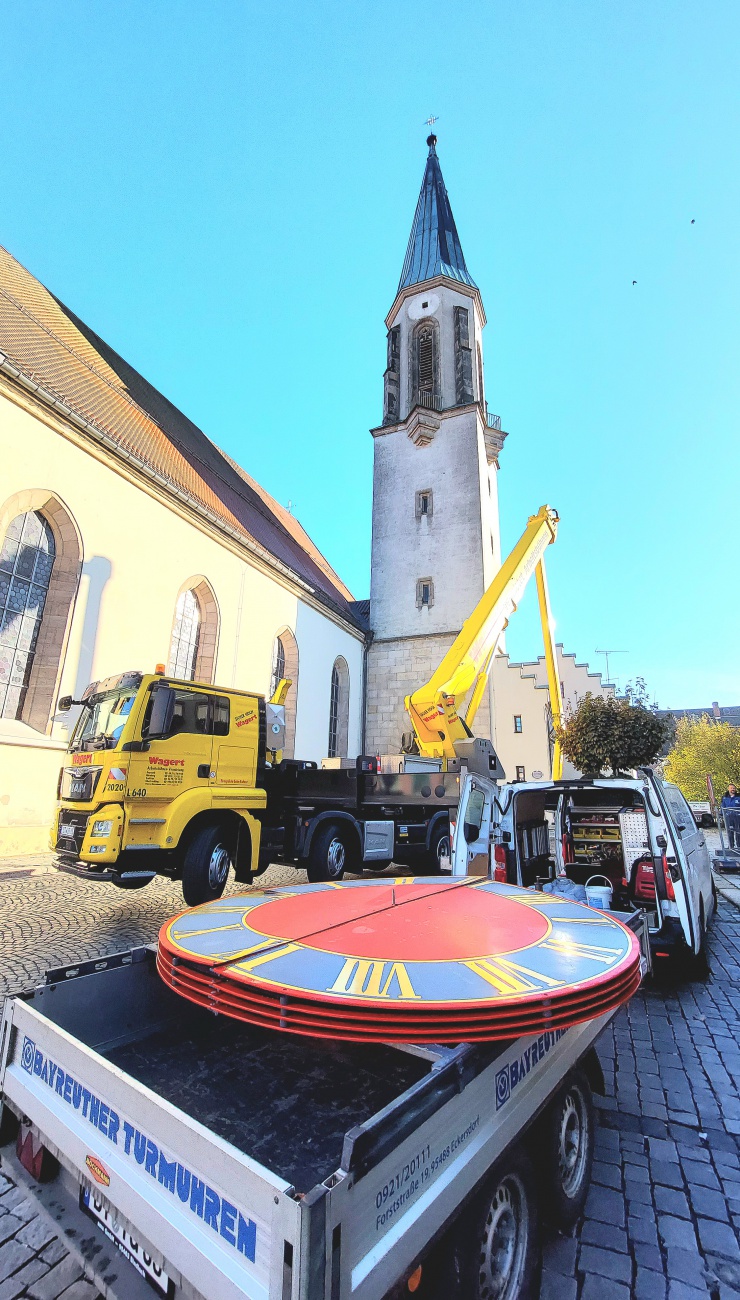 Foto: Martin Zehrer - Die frisch restaurierten Zifferblätter liegen zur Montage bereit.<br />
<br />
Mit einem großen Kran werden die frisch restaurierten, mit Blattgold verzierten Zifferblätter wieder  