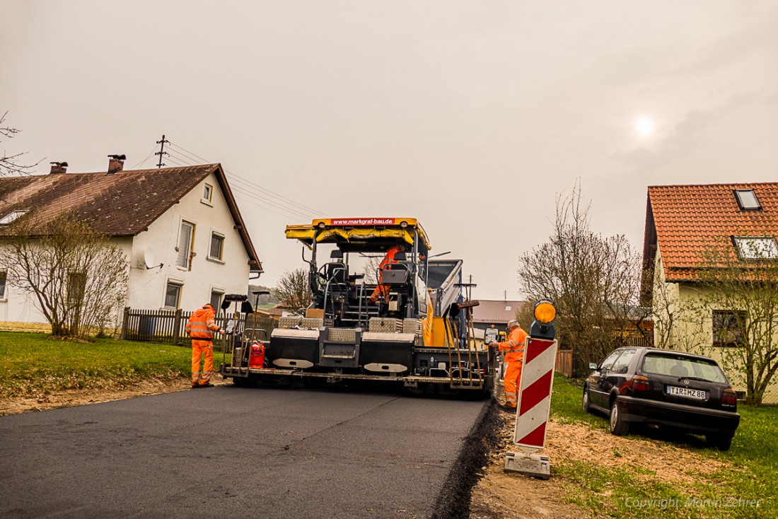 Foto: Martin Zehrer - Walzen, Teermaschine, LKWs und die Mitarbeiter der Fa. Markgraf rückten Mitte April 2015 in Zinst an, um die Ortsdurchfahrt neu zu teeren. Binnen kurzer Zeit konnten die  
