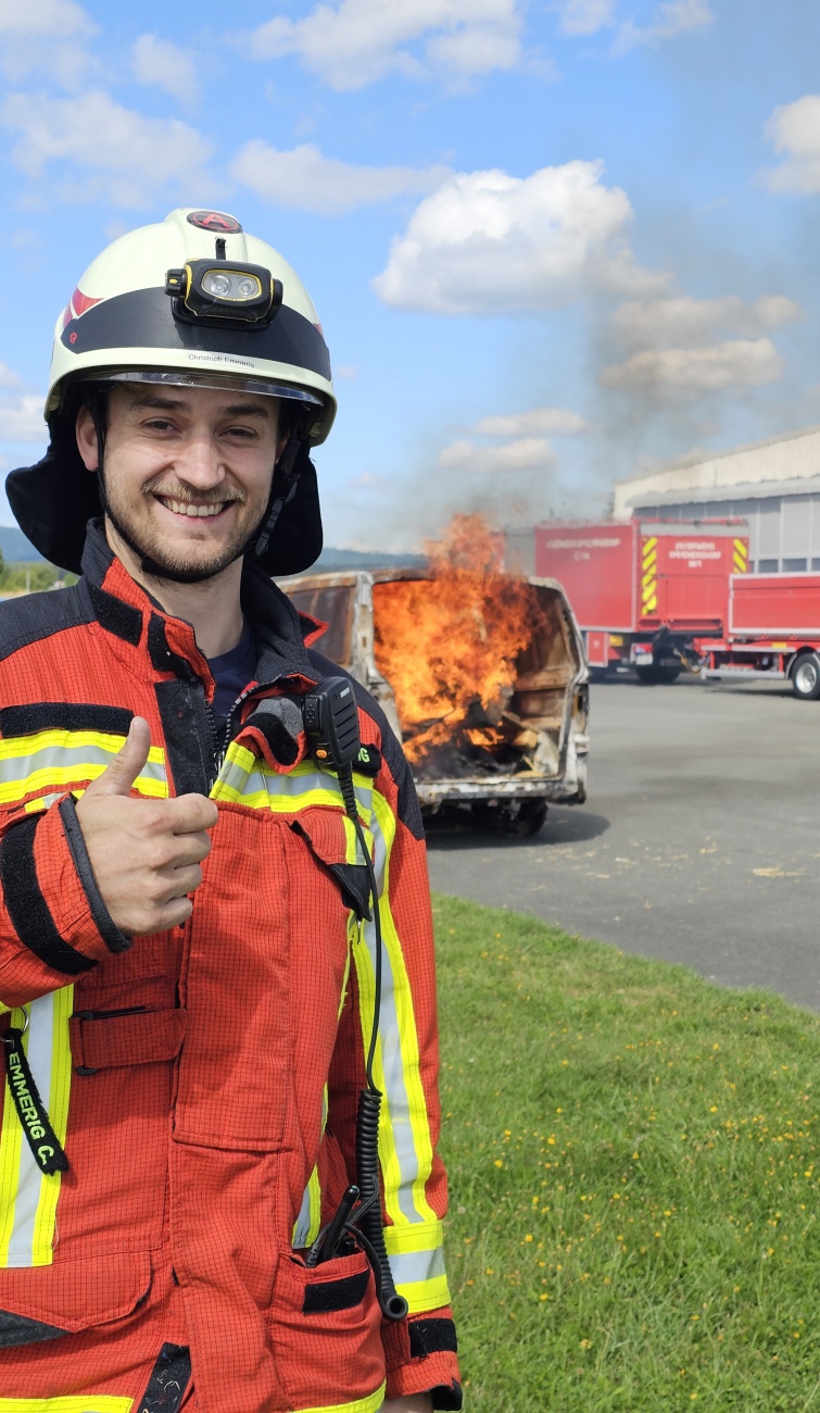 Performance on Wheels in Speichersdorf.
Die FFW Speichersdorf entzündete ein Fahrzeug und zeigte anschließend den Besuchern der Veranstaltung, wie dieser brennende PKW gelöscht wird.