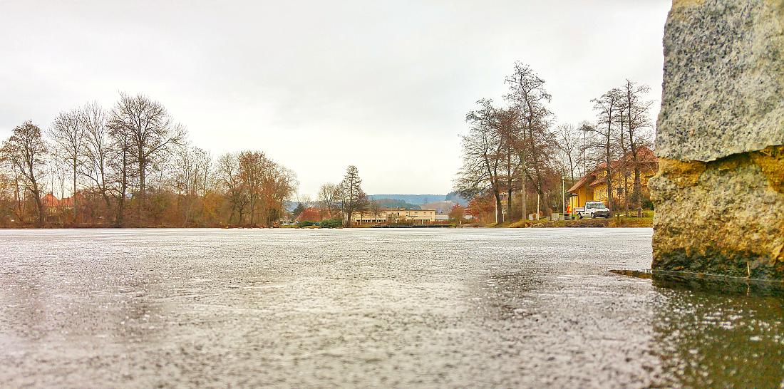 Foto: Jenny Müller - Ein Abschnitt des phantastischen Karpfenweges führt am kemnather Stadtweiher vorbei, der wegen der momentan winterlichen Temperaturen teilweise zugefroren ist. 