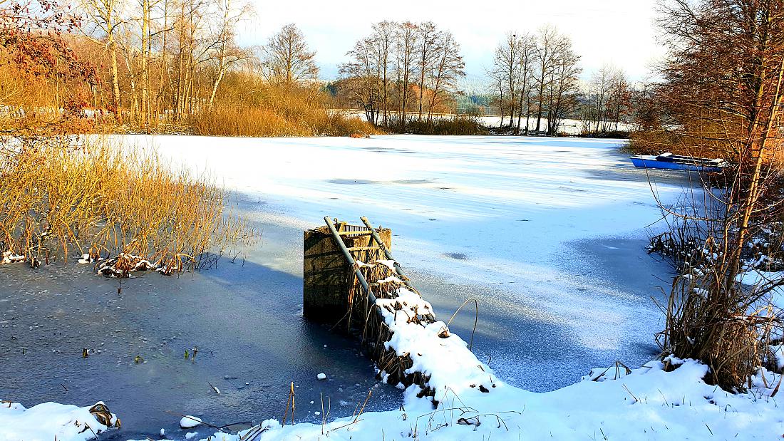 Foto: Martin Zehrer - Silvester 2020, ein Spaziergang durch das Dorf Kirchenpingarten mit halt am gefrorenem Dorfweiher. 