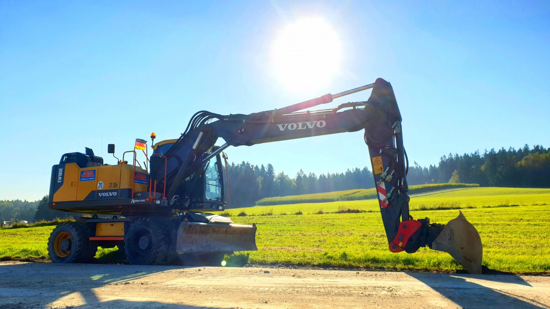 Foto: Martin Zehrer - Bagger-Power droben in Godas!!!<br />
Die Verbindungs-Straße zwischen Godas und Waldeck wird gerade saniert und ist eigentlich gesperrt.<br />
<br />
9. Oktober 2021 - Vormittags-Herbst 