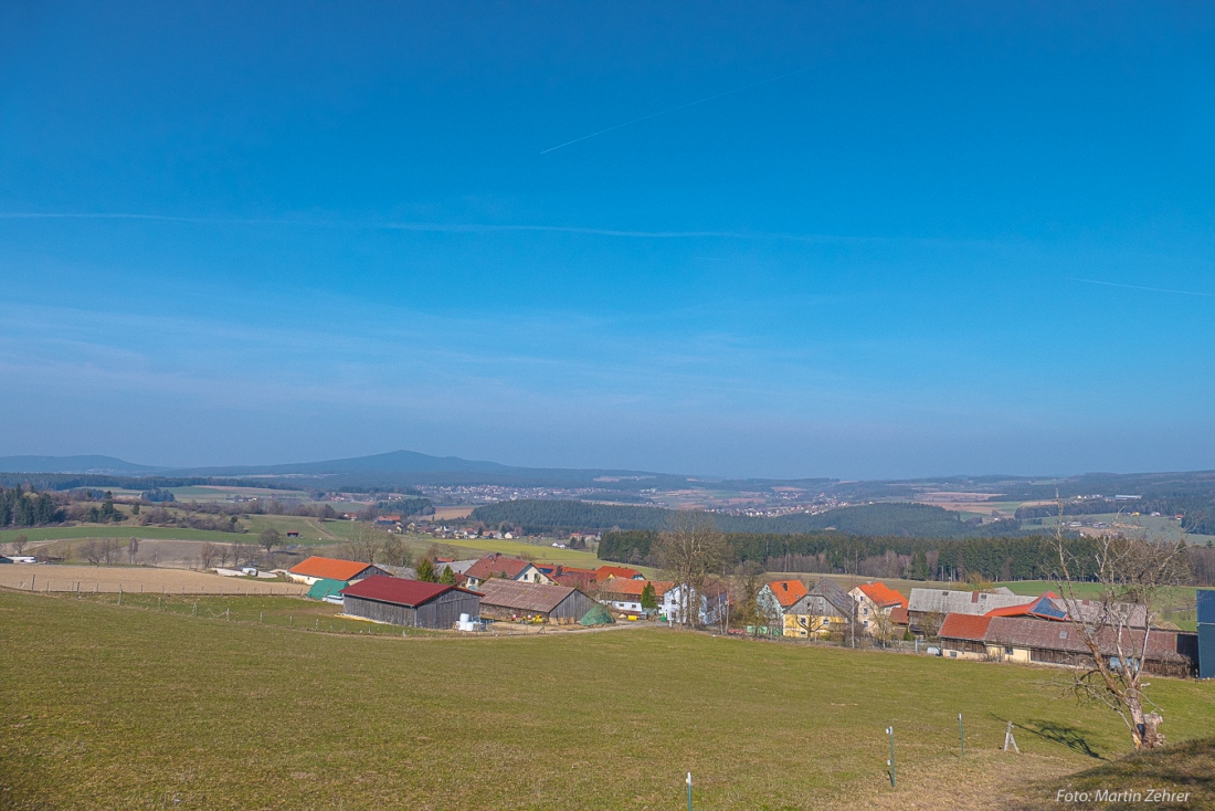 Foto: Martin Zehrer - Geniale Aussicht - Der Blick über Erdenweis hinweg...<br />
<br />
Samstag, 23. März 2019 - Entdecke den Armesberg!<br />
<br />
Das Wetter war einmalig. Angenehme Wärme, strahlende Sonne, d 