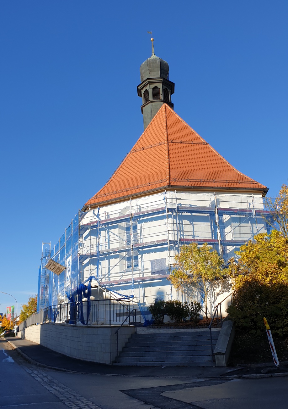 Foto: Martin Zehrer - Die Friedhofskirche von Kemnath. Noch steht das Gerüst um das Bauwerk, man kann aber schon erkennen, in welchen neuem Glanz sie erscheinen Wird.<br />
<br />
20. Oktober 2021 