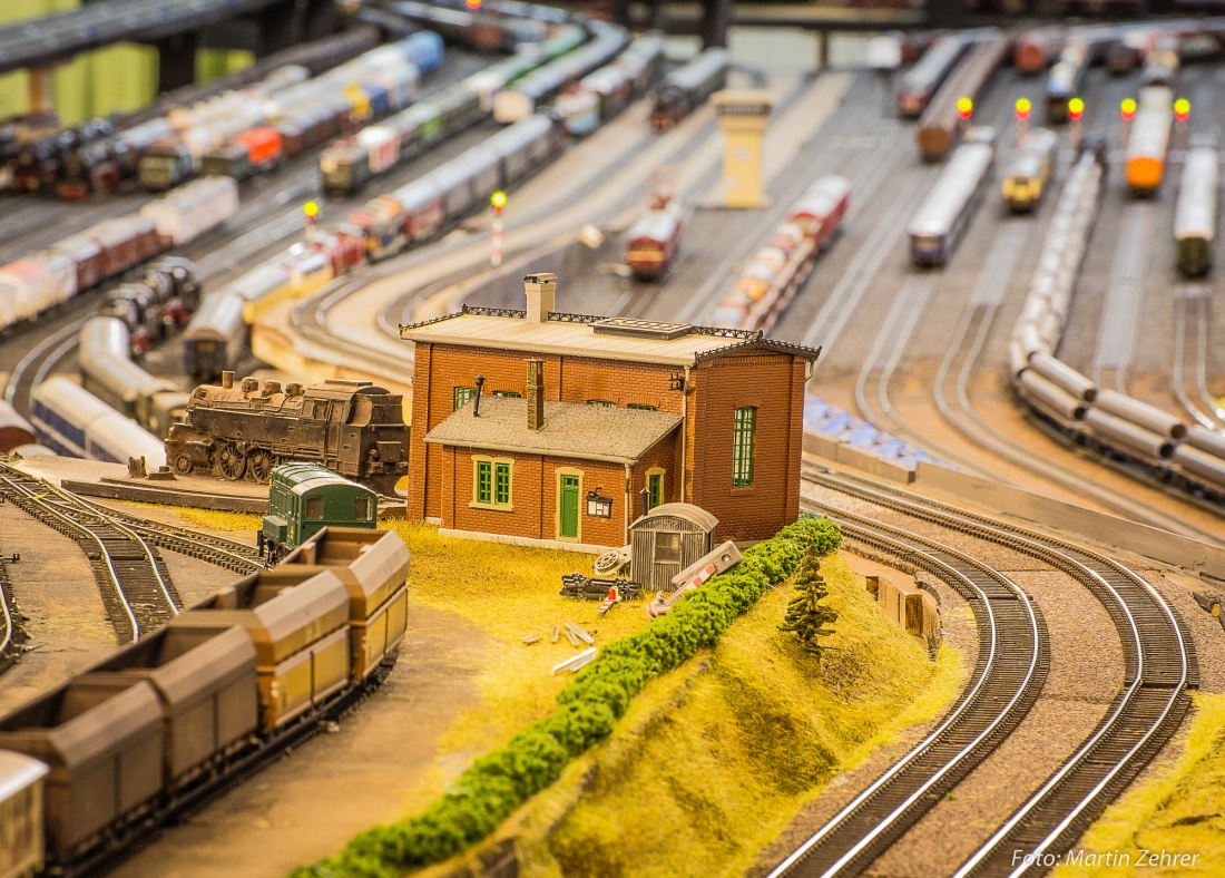 Foto: Martin Zehrer - Ein Backstein-Häuschen vor einem Rangierbahnhof. Gesehen auf der riesigen (ca. 1000m2) Modell-Eisenbahn-Anlage LaStatione in Speichersdorf.<br />
<br />
Die Erbauer dieser Modellba 