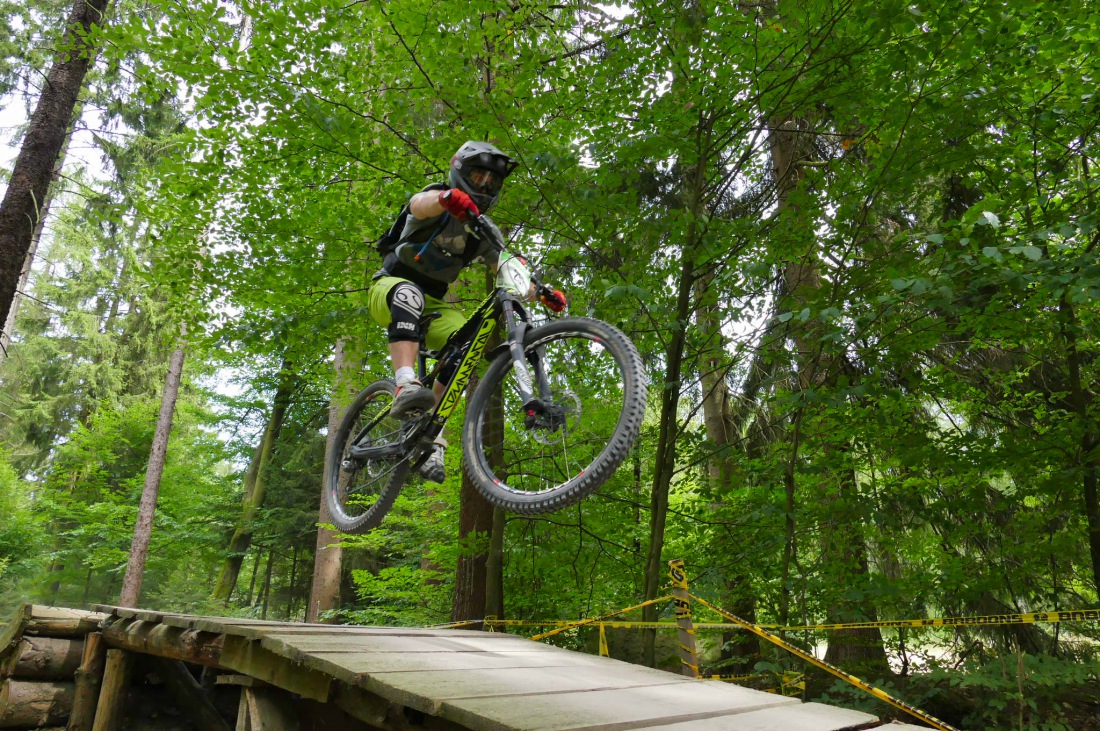 Foto: Martin Zehrer - Den Ochsenkopf hinunter rasen ;-)<br />
<br />
Heute ist Training und Startplatz-Rausfahren für morgen. Dieser Lauf zählt zur Enduro one Serie und wird auf der Downhillstrecke am O 