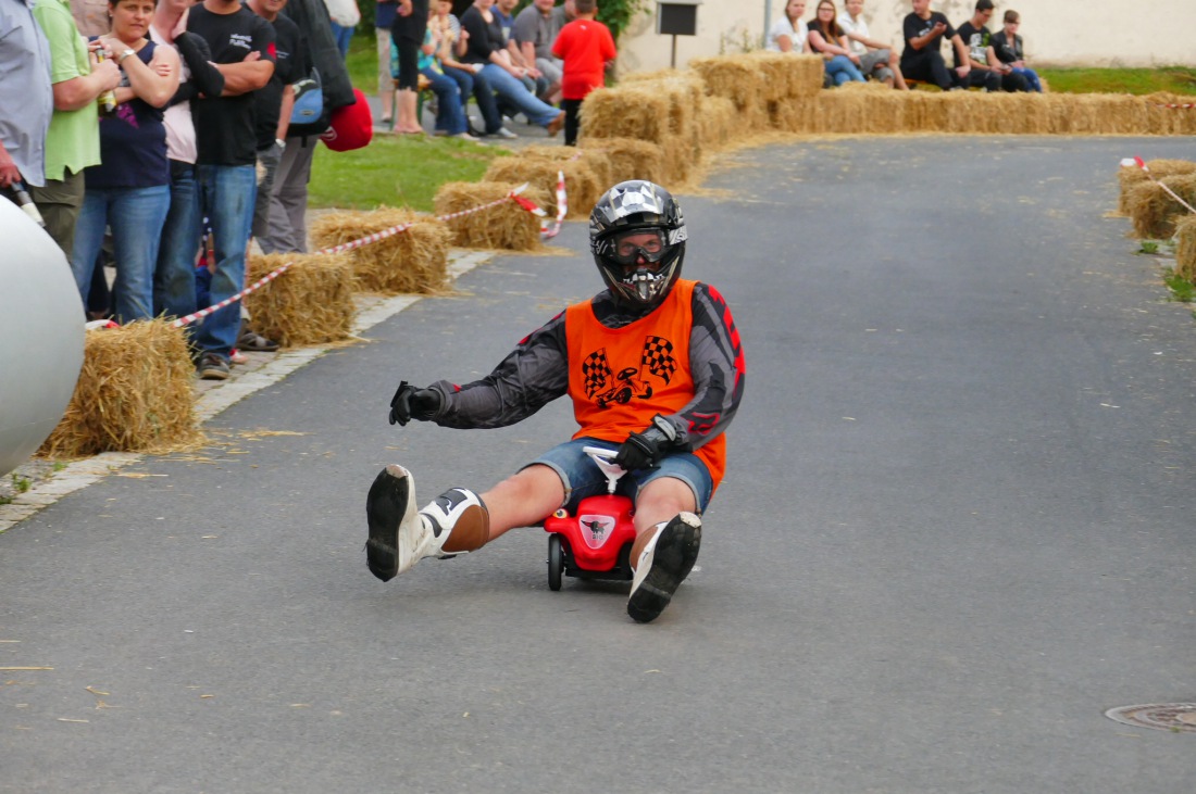 Foto: Martin Zehrer - Genial - Die legendären Bobbycar Meisterschaft in Preißach. <br />
"Den of Vice" veranstaltete heute das 3. Bobbycar-Rennen durch die Ortschaft Preißach. <br />
Zig Starter rasten  