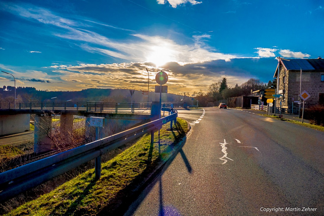 Foto: Martin Zehrer - Schilder-Schatten... die Sonne lacht immer öfters aus den Wolken... ;-)<br />
<br />
Neusorg, 23. Februar 2016 