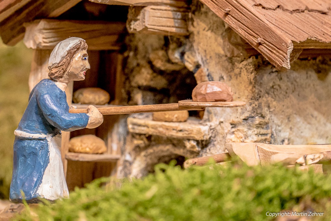 Foto: Martin Zehrer - Frau beim Brot backen. Nicht nur eine Krippenausstellung ist das hier in Plößberg, es werden Geschichten erzählt. Krippenschau in Plößberg bei Tirschenreuth 2015. 