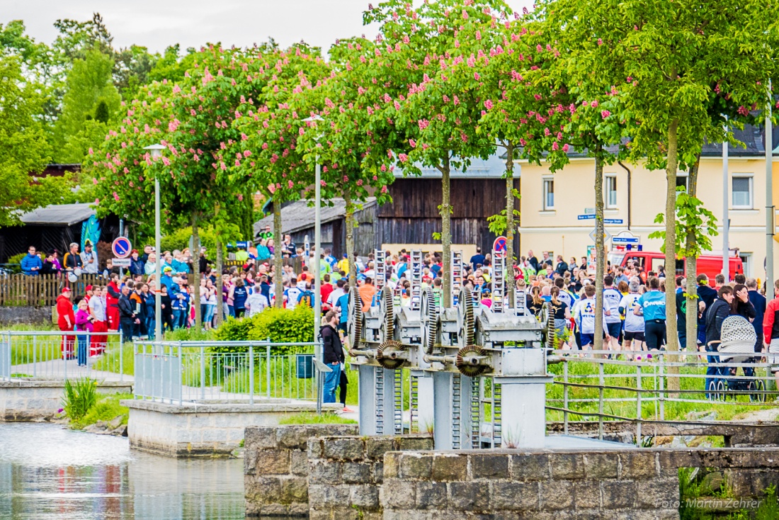 Foto: Martin Zehrer - Nofi-Lauf 2017: Start am Stadtplatz und Ziel beim Siemens... 5,9 Kilometer durch Kemnath und rund herum. Mehr als 8000 Teilnehmer fanden sich in Kemnath zusammen um die S 