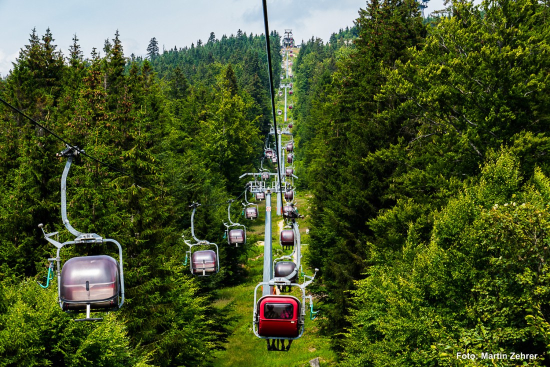 Foto: Martin Zehrer - Auf zum Gipfel des Ochsenkopfes. Dort droben ist auch der Trainings-Zipline-Park. Dort können die Teilnehmer erst mal in geringer Höhe von Baum zu Baum an einer kurzen Se 