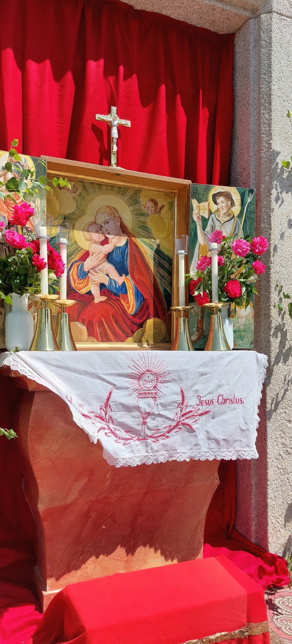 Foto: Martin Zehrer - Fronleichnam in Kemnath...<br />
Dieser wunderschöne Altar steht vor der ehemaligen Mädchenschule. <br />
<br />
Der wunderschön gestaltete Altar am Gsellnhaus in Kemnath.<br />
<br />
Fronleichn 